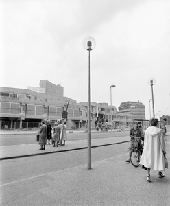 855969 Afbeelding van een nieuwe straatlantaarn aan de noordzijde van het Vredenburg te Utrecht.